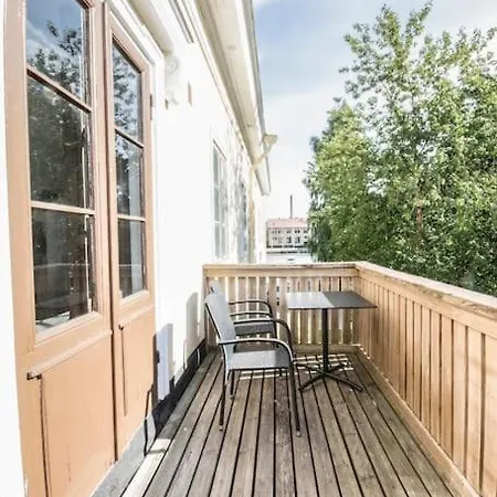 Keskusta Sviitti Parvekkeella Ja Pyykinpesukoneella Vanha Postitalo Apartment